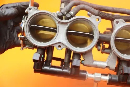 2009-2011 SUZUKI GSXR 1000 OEM MAIN FUEL INJECTORS / THROTTLE BODIES