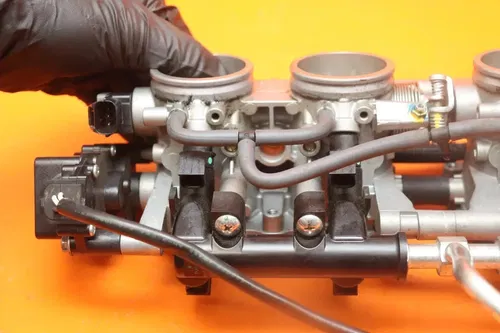 2009-2011 SUZUKI GSXR 1000 OEM MAIN FUEL INJECTORS / THROTTLE BODIES