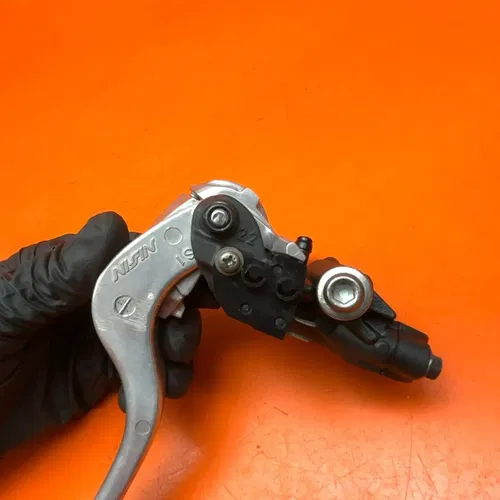 2009-2013 SUZUKI GSXR 1000 OEM FRONT BRAKE MASTER CYLINDER WITH LEVER