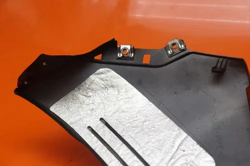 2009-2014 YAMAHA YZF R1 OEM RIGHT LOWER BOTTOM BELLY SIDE FAIRING COWL