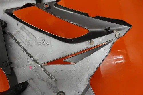 06-08 TRIUMPH DAYTONA 675 OEM RIGHT LOWER MID UPPER SIDE FAIRING COWL