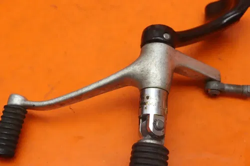 07-13 HARLEY-DAVIDSON SPORTSTER 1200 OEM LEFT REARSET REAR SET DRIVER FOOT PEG
