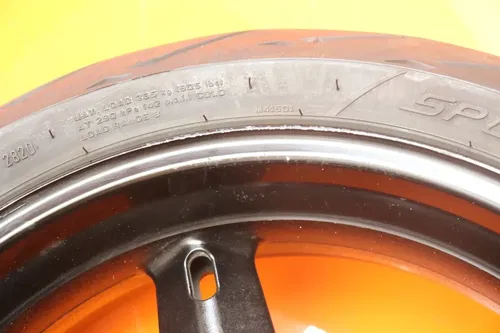 01-05 SUZUKI GSXR 600 750 OEM REAR WHEEL BACK RIM W TIRE