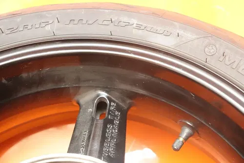 01-05 SUZUKI GSXR 600 750 OEM REAR WHEEL BACK RIM W TIRE