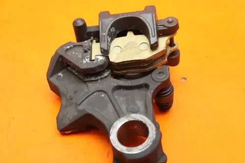 06-07 SUZUKI GSXR 600 750 OEM REAR BACK BRAKE CALIPER W MOUNT BRACKET W PADS