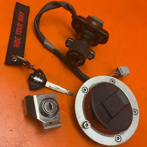 2023 19-24 SUZUKI GSXR 600 750 IGNITION LOCK KEY SET W/ GAS CAP AND SEAT LOCK