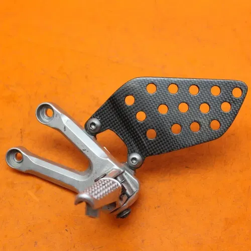04-07 HONDA CBR1000RR CARBON FIBER LEFT REARSET REAR SET DRIVER FOOT PEG REST