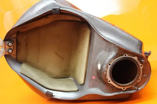 06-08 TRIUMPH DAYTONA 675 OEM GAS TANK FUEL CELL PETROL RESERVOIR T2401091-CM