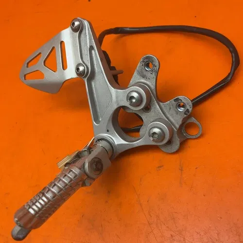 09-14 SUZUKI GSXR 1000 OEM RIGHT REARSET REAR SET DRIVER FOOT PEG REST STOP