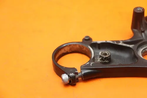 04-06 2006 YAMAHA YZF R1 OEM FORKS UPPER TRIPLE TREE CLAMP