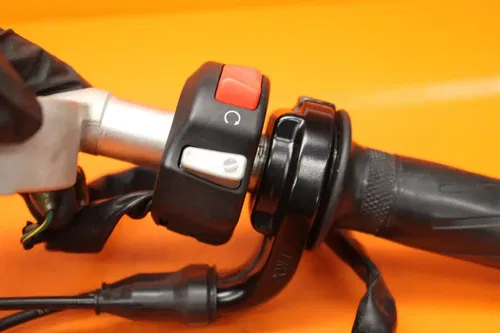 04-08 2006 YAMAHA YZF R1 OEM RIGHT CLIP ON HANDLEBAR W SWITCHES