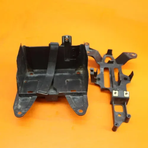 04 05 06 YAMAHA YZF R1 OEM REAR BACK TAIL UNDERTAIL BATTERY TRAY PLASTIC