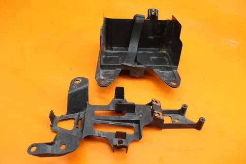 04 05 06 YAMAHA YZF R1 OEM REAR BACK TAIL UNDERTAIL BATTERY TRAY PLASTIC