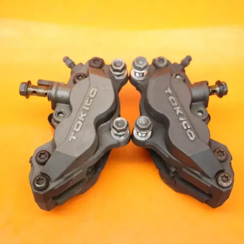 03-07 SUZUKI SV1000 OEM RIGHT LEFT FRONT BRAKE CALIPER SET PAIR CALIPERS W PADS