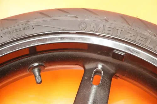 01-05 SUZUKI GSXR 600 750 OEM FRONT WHEEL RIM W TIRE