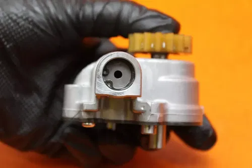 15-16 YAMAHA YZF R3 OEM ENGINE MOTOR OIL PUMP 1WD-E3300-00-00