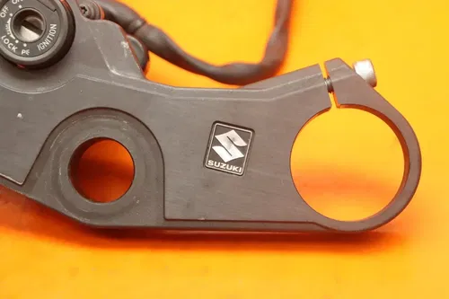 07-08 SUZUKI GSXR 1000 OEM FORKS UPPER TRIPLE TREE CLAMP
