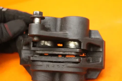 01-05 YAMAHA FZ1 OEM LEFT FRONT BRAKE CALIPER WITH PADS
