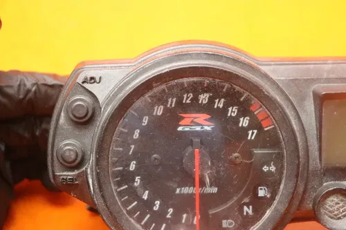 04-05 SUZUKI GSXR 600 750 OEM SPEEDO TACH GAUGES DISPLAY CLUSTER SPEEDOMETER
