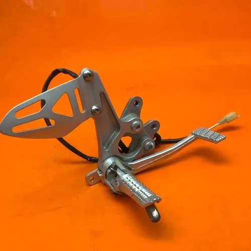 2009-2014 SUZUKI GSXR 1000 OEM RIGHT REARSET REAR SET DRIVER FOOT PEG REST STOP