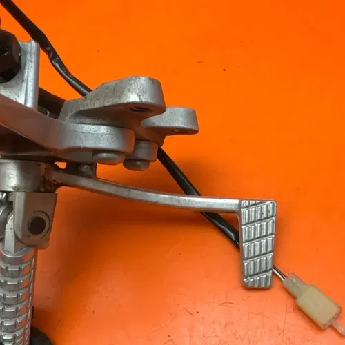 2009-2014 SUZUKI GSXR 1000 OEM RIGHT REARSET REAR SET DRIVER FOOT PEG REST STOP