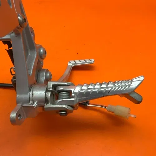 2009-2014 SUZUKI GSXR 1000 OEM RIGHT REARSET REAR SET DRIVER FOOT PEG REST STOP