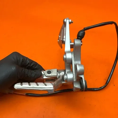 2009-2014 SUZUKI GSXR 1000 OEM RIGHT REARSET REAR SET DRIVER FOOT PEG REST STOP