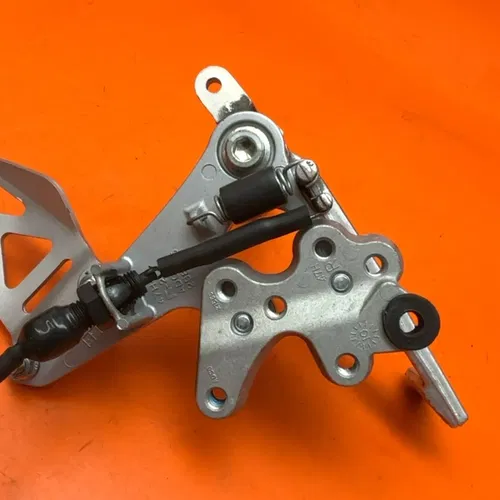 2009-2014 SUZUKI GSXR 1000 OEM RIGHT REARSET REAR SET DRIVER FOOT PEG REST STOP