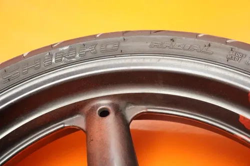 01-07 SUZUKI HAYABUSA OEM FRONT WHEEL RIM W TIRE