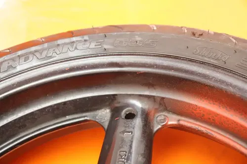 01-07 SUZUKI HAYABUSA OEM FRONT WHEEL RIM W TIRE