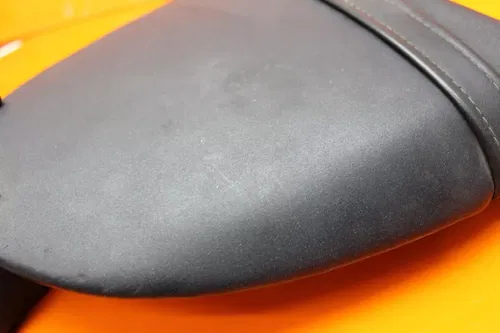 2004 2005 KAWASAKI NINJA ZX10R OEM REAR BACK PASSENGER TANDEM SEAT PAD SADDLE