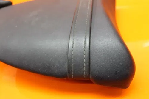 2004 2005 KAWASAKI NINJA ZX10R OEM REAR BACK PASSENGER TANDEM SEAT PAD SADDLE
