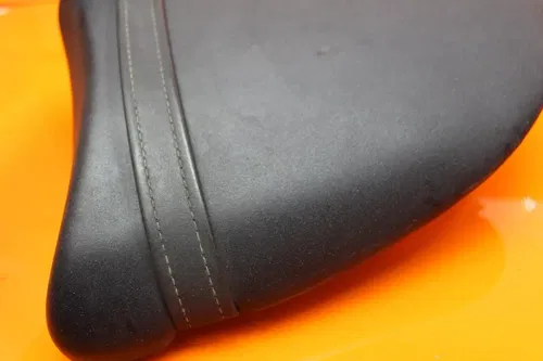 2004 2005 KAWASAKI NINJA ZX10R OEM REAR BACK PASSENGER TANDEM SEAT PAD SADDLE