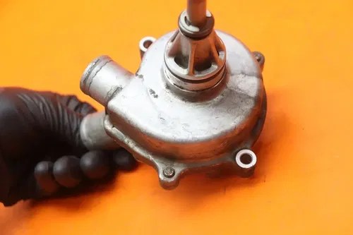 2004-2005 KAWASAKI NINJA ZX10R OEM ENGINE WATER COOLANT PUMP