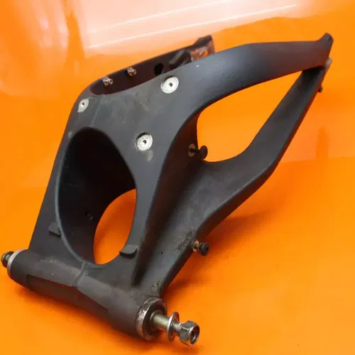 06-08 TRIUMPH DAYTONA 675 OEM STRAIGHT REAR SWINGARM BACK SUSPENSION SWING ARM
