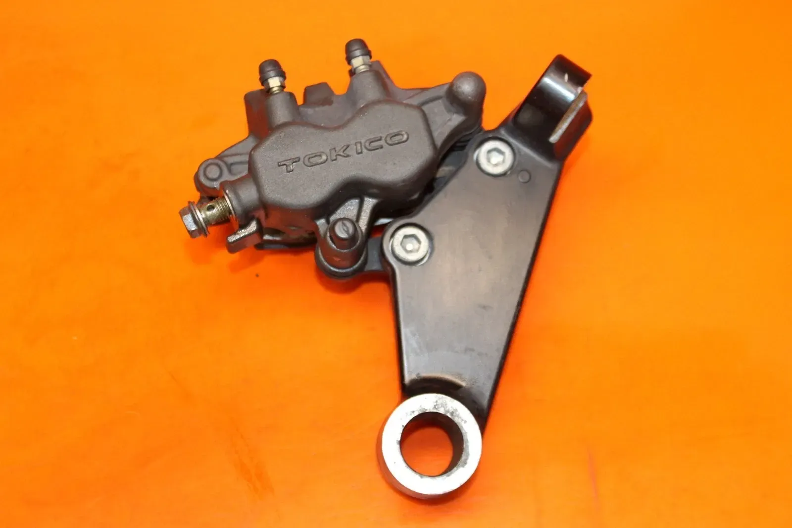 06-22 2007 SUZUKI BOULEVARD M109R OEM REAR BRAKE CALIPER W MOUNT BRACKET W PADS