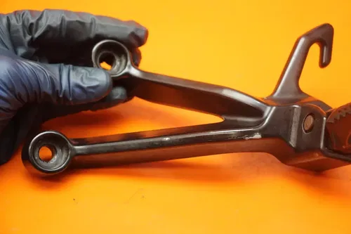 2003 2004 SUZUKI GSXR1000 OEM REAR BACK PASSENGER FOOT PEG REST SET PAIR