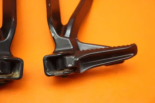 2003 2004 SUZUKI GSXR1000 OEM REAR BACK PASSENGER FOOT PEG REST SET PAIR