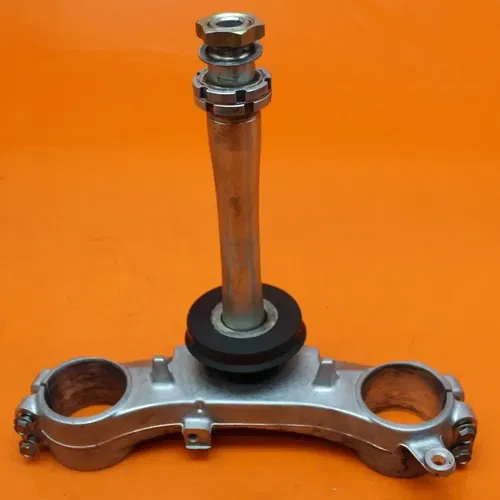 2001 2002 SUZUKI GSXR 1000 OEM STRAIGHT FRONT FORKS CLAMP LOWER TRIPLE TREE STEM