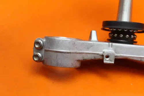 2001 2002 SUZUKI GSXR 1000 OEM STRAIGHT FRONT FORKS CLAMP LOWER TRIPLE TREE STEM