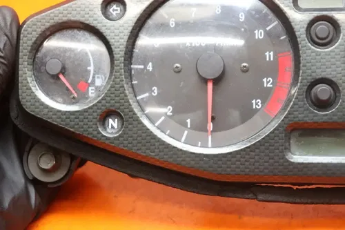 2001-2007 SUZUKI HAYABUSA OEM SPEEDO TACH GAUGES DISPLAY  SPEEDOMETER TACHOMETER