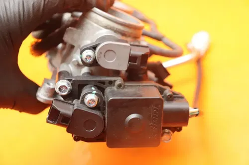 12-14 2013 SUZUKI GSXR 1000 OEM MAIN FUEL INJECTORS / THROTTLE BODIES NICE!