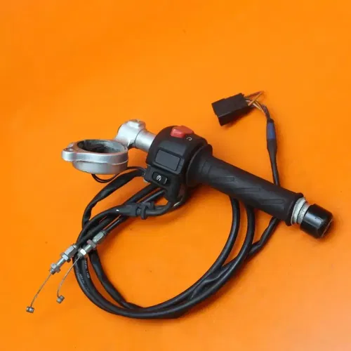 2001 2002 SUZUKI GSXR 1000 OEM RIGHT CLIP ON HANDLEBAR W SWITCHES 37200-27E31