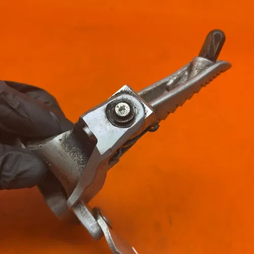 09-14 SUZUKI GSXR 1000 OEM LEFT REARSET REAR SET DRIVER FOOT PEG REST STOP