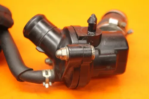 04-08 YAMAHA YZF R1 OEM THERMOSTAT W HOUSING ASSEMBLY