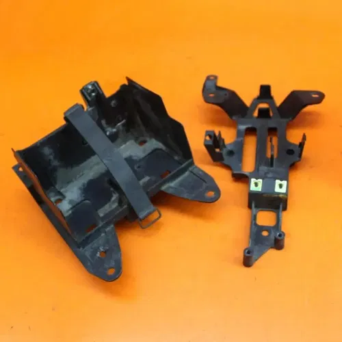 04 05 06 YAMAHA YZF R1 OEM REAR BACK TAIL UNDERTAIL BATTERY TRAY PLASTIC