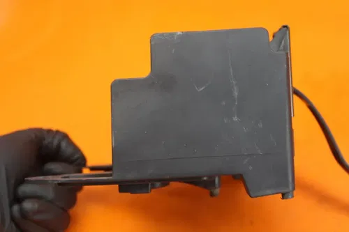 04 05 06 YAMAHA YZF R1 OEM REAR BACK TAIL UNDERTAIL BATTERY TRAY PLASTIC