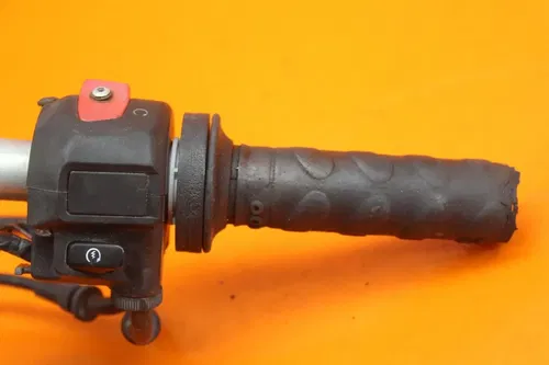 2001 2002 SUZUKI GSXR 1000 OEM RIGHT CLIP ON HANDLEBAR W SWITCHES 37200-27E31