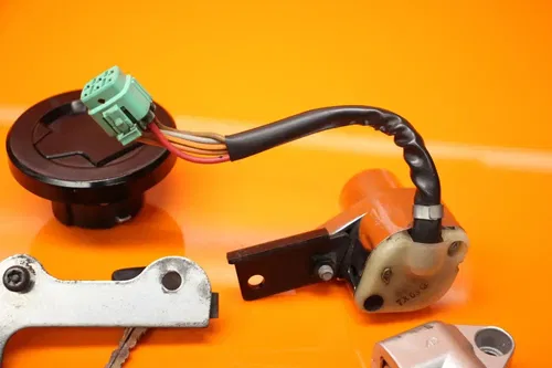 13-19 SUZUKI M109R VZR1800 OEM IGNITION LOCK KEY SET & GAS CAP AND SEAT LOCK