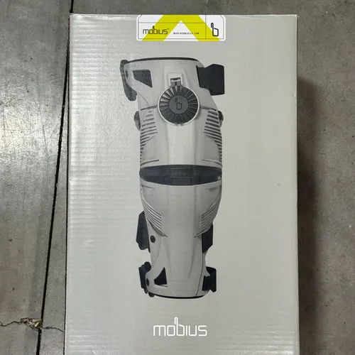 Mobius X8 Knee Brace Set